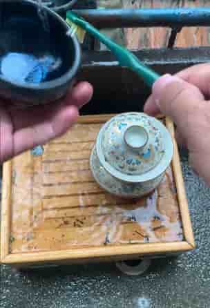 Cleaning the bamboo tea tray